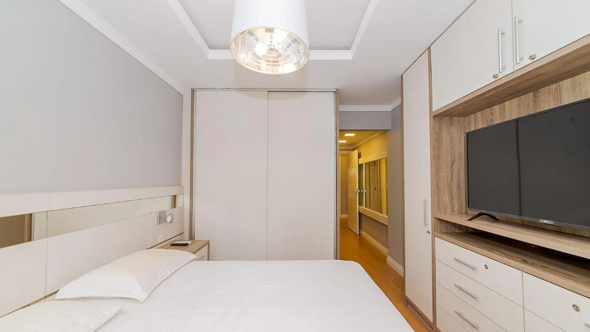 Amplo Apto 2 Suites Mais 1Quarto Vista Mar 50M Da Praia - Somente Familiares Balneario Camboriu Brazil