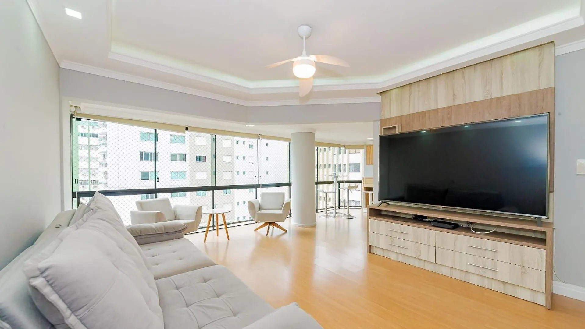 Amplo Apto 2 Suites Mais 1Quarto Vista Mar 50M Da Praia - Somente Familiares Balneario Camboriu Apartment